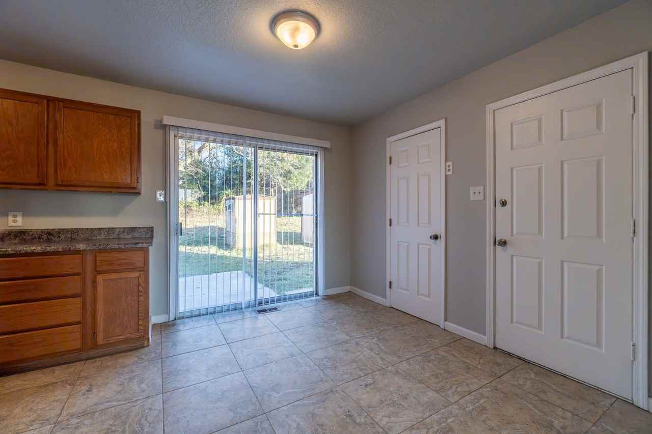 2700 Iris Way - Photo 4 of 16