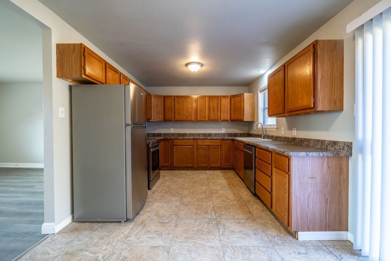 2700 Iris Way - Photo 5 of 16