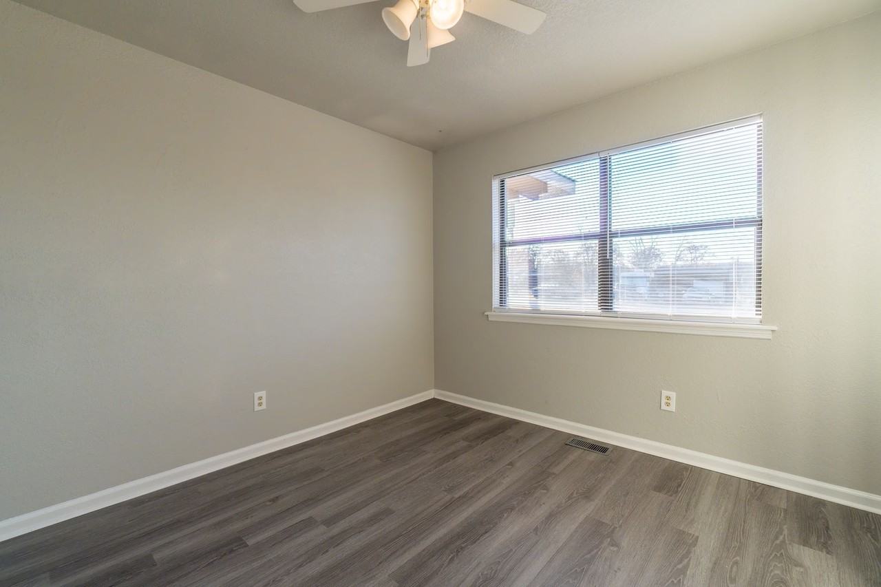 2700 Iris Way - Photo 7 of 16