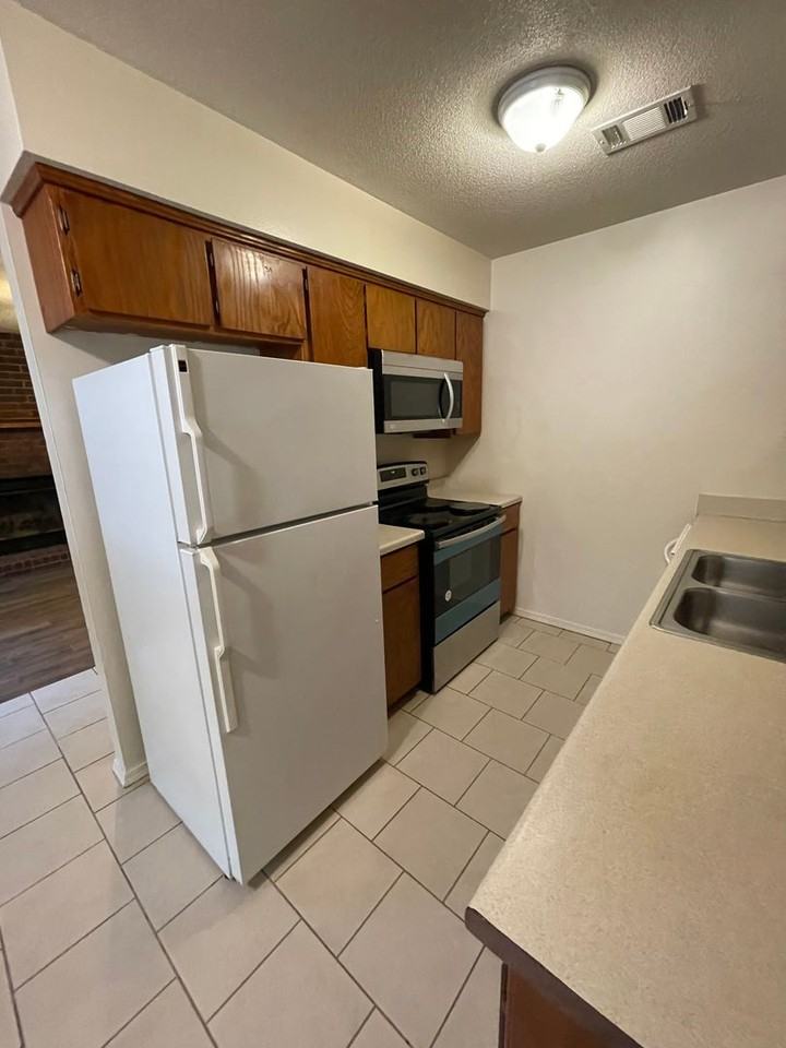 1911 S Z St - Photo 3 of 8