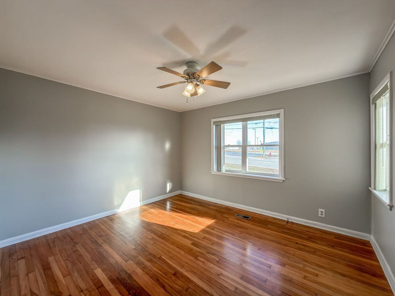 419 N Main St - Photo 7 of 18