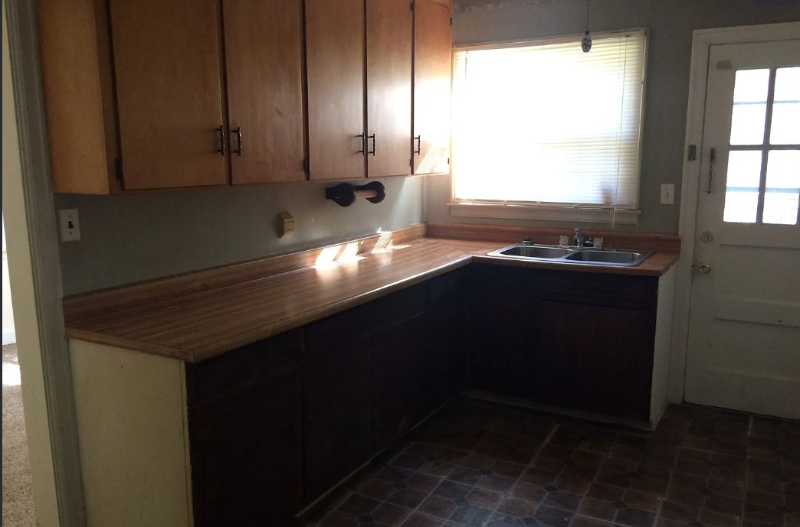 2133 Thomas Ave - Photo 2 of 3