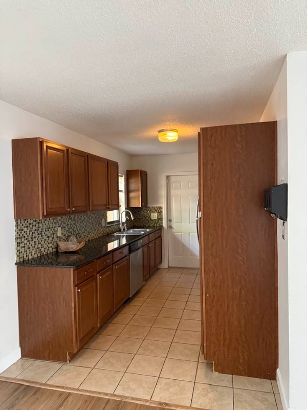 802 Apache St - Photo 3 of 14