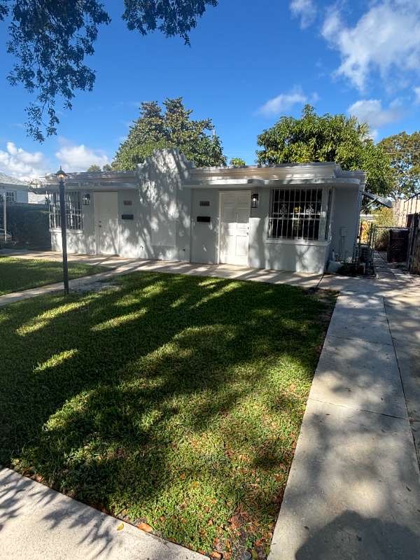 511 51st St #511 - Photo 2 of 11