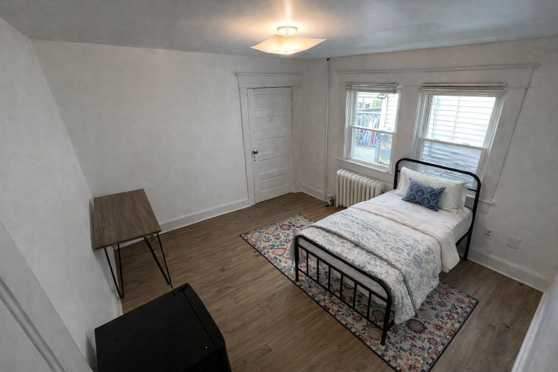 1221 Vine St - Photo 5 of 9