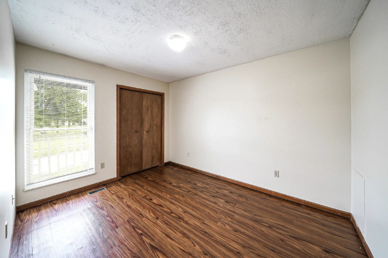 1527 Whitehall Blvd - Photo 4 of 8