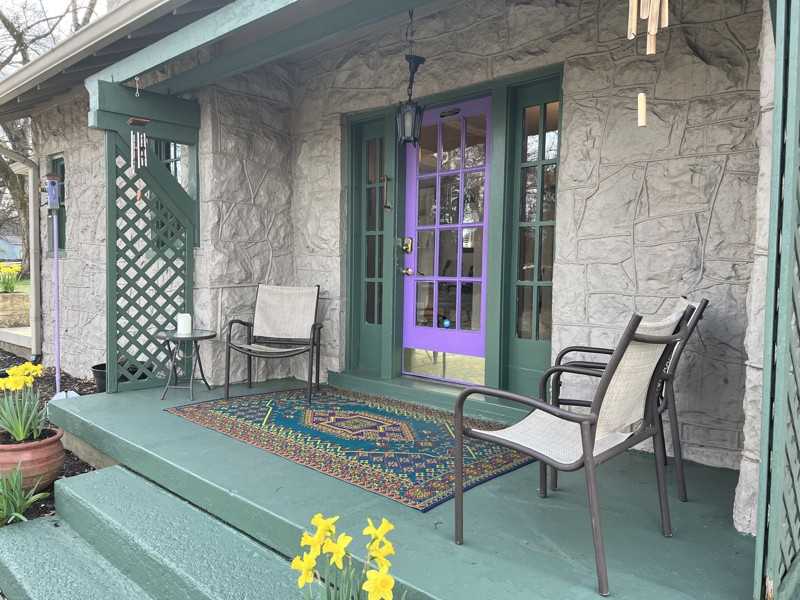 1616 Stokes Ln - Photo 2 of 9