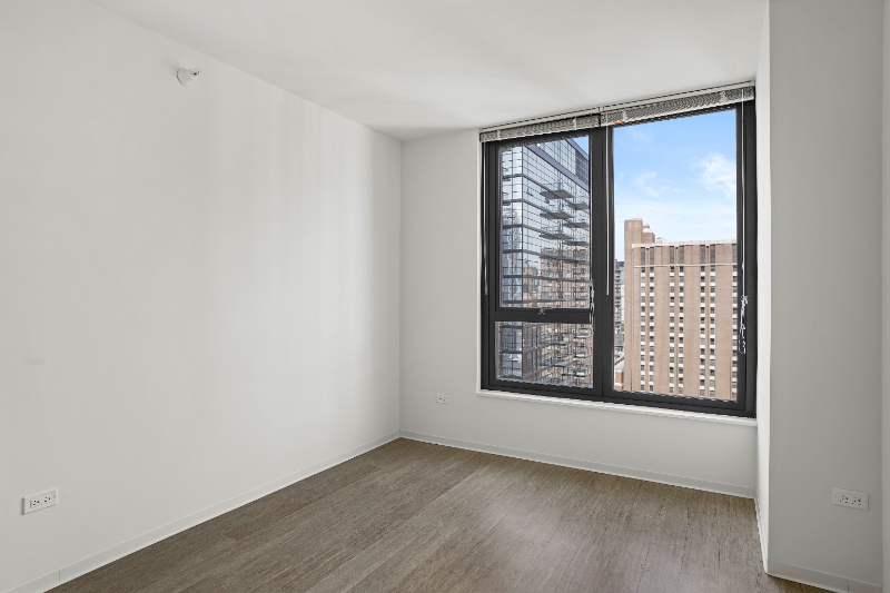 172 W Superior St - Photo 5 of 18