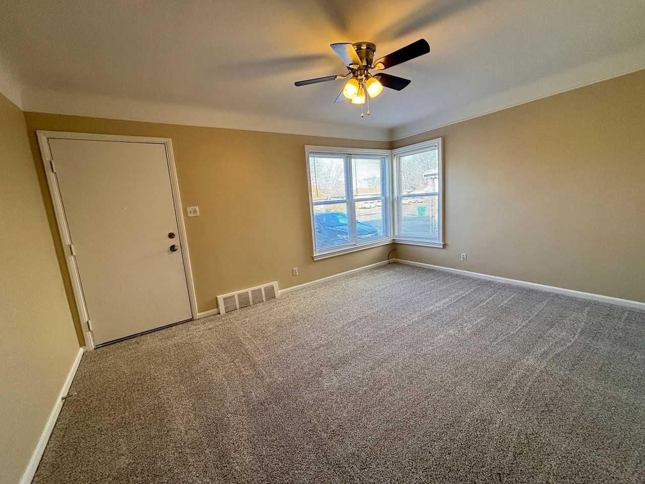 16784 Toepfer Drive - Photo 2 of 10