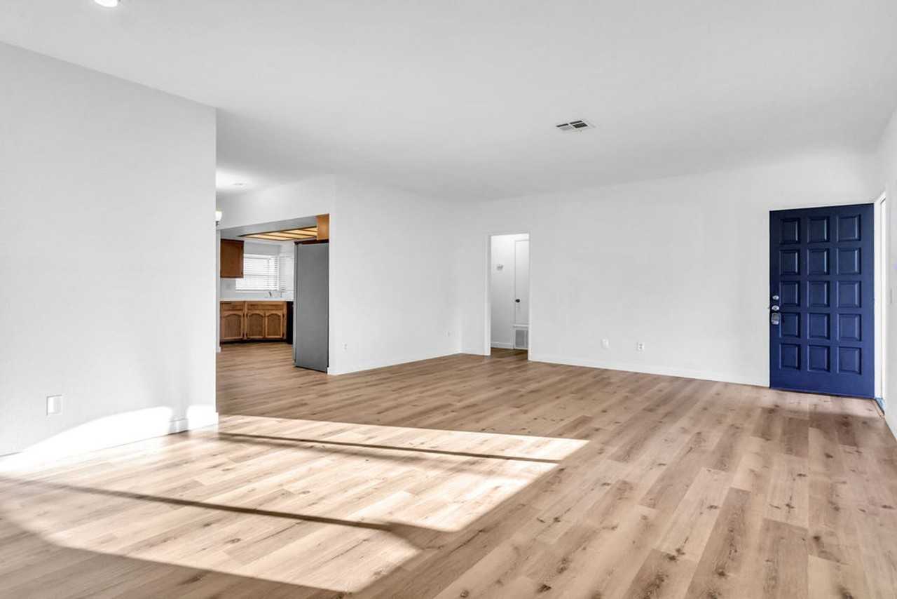 4045 Riviera Dr - Photo 6 of 32