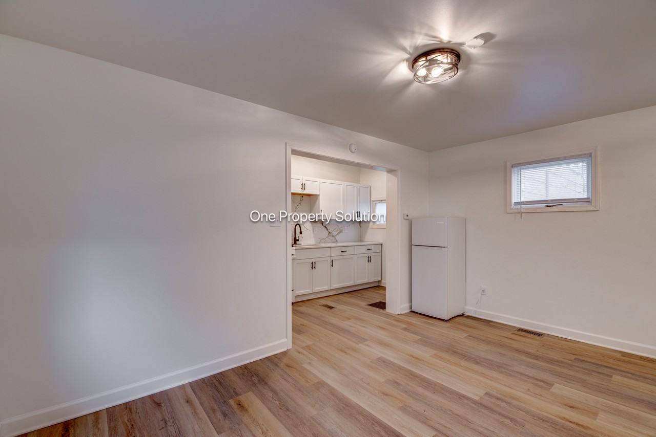 1433 Pennsylvania St - Photo 3 of 10