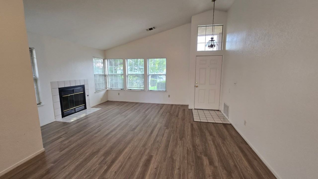 7912 Rushing River Ct - Photo 3 of 18