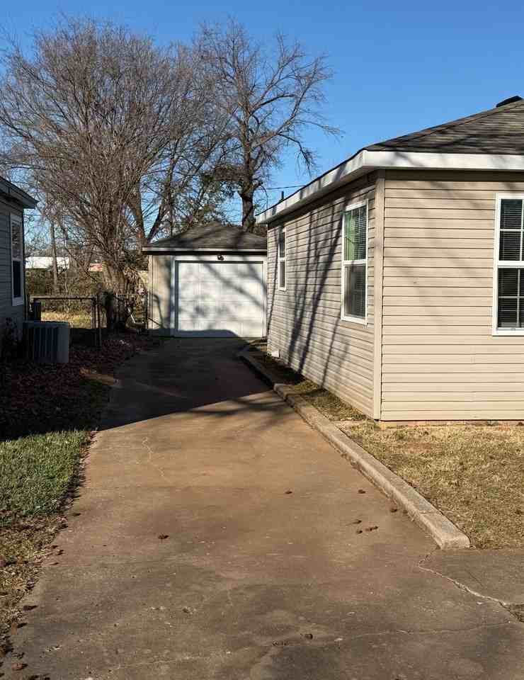 304 W Chicago St - Photo 2 of 15