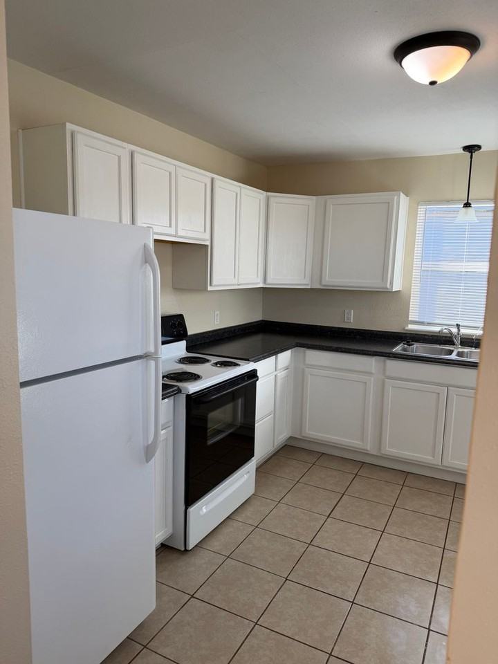 304 W Chicago St - Photo 6 of 15