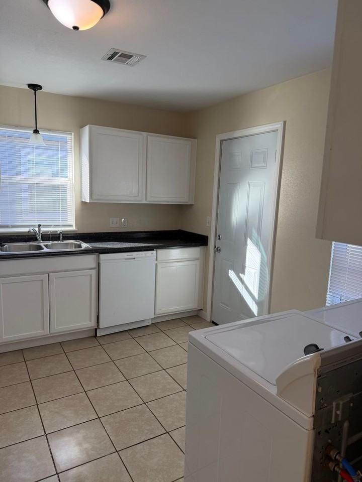 304 W Chicago St - Photo 7 of 15