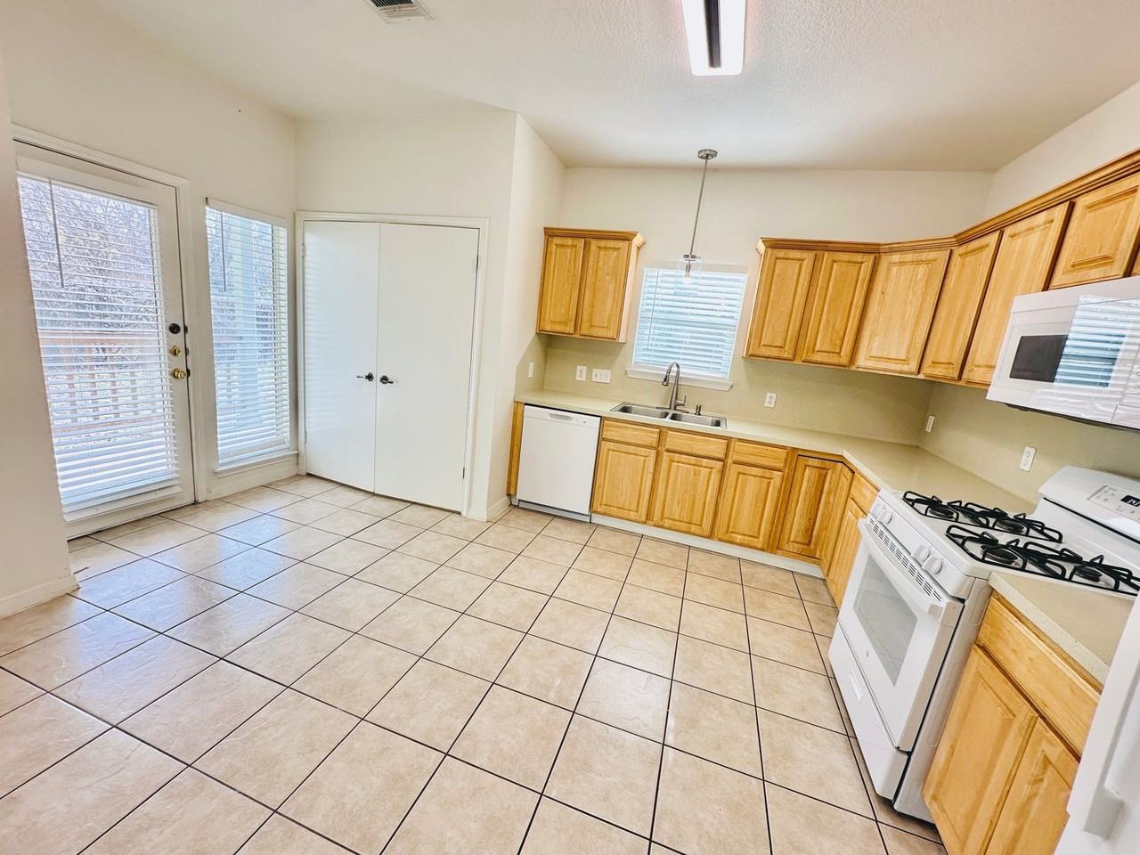 6301 Crumley Ln - Photo 2 of 47