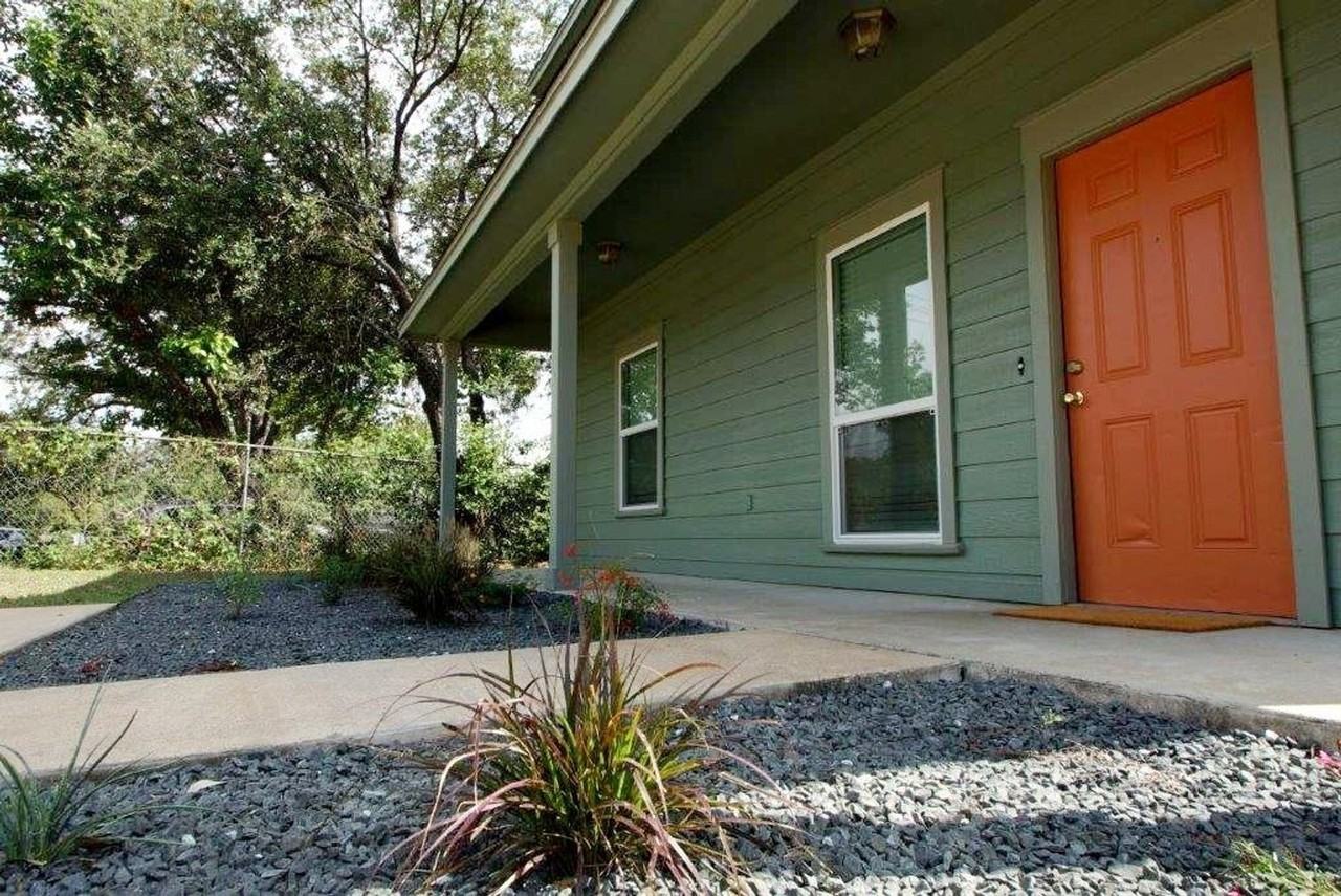 6301 Crumley Ln - Photo 4 of 47