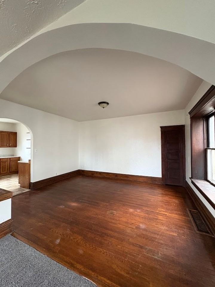 516 Schiller Ave - Photo 5 of 33