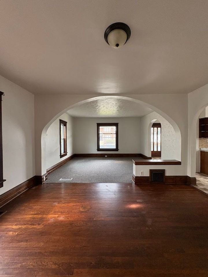 516 Schiller Ave - Photo 6 of 33