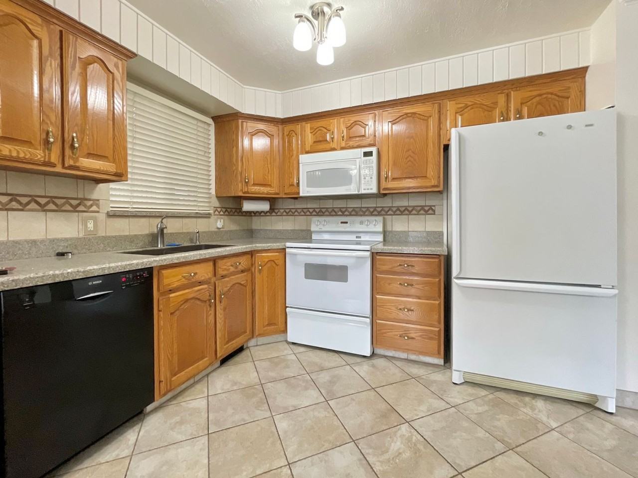 8282 S Harrison Cir - Photo 2 of 26