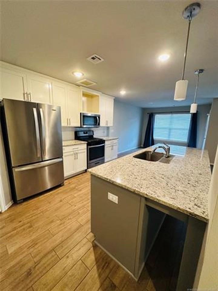 7305 S Indianwood Ave - Photo 5 of 11