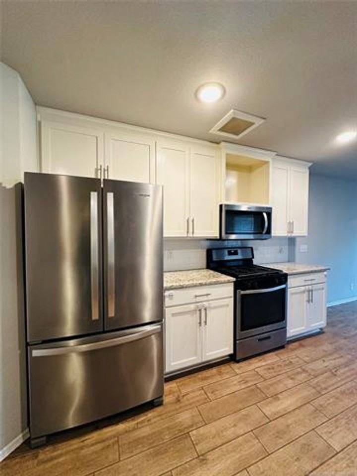 7305 S Indianwood Ave - Photo 6 of 11