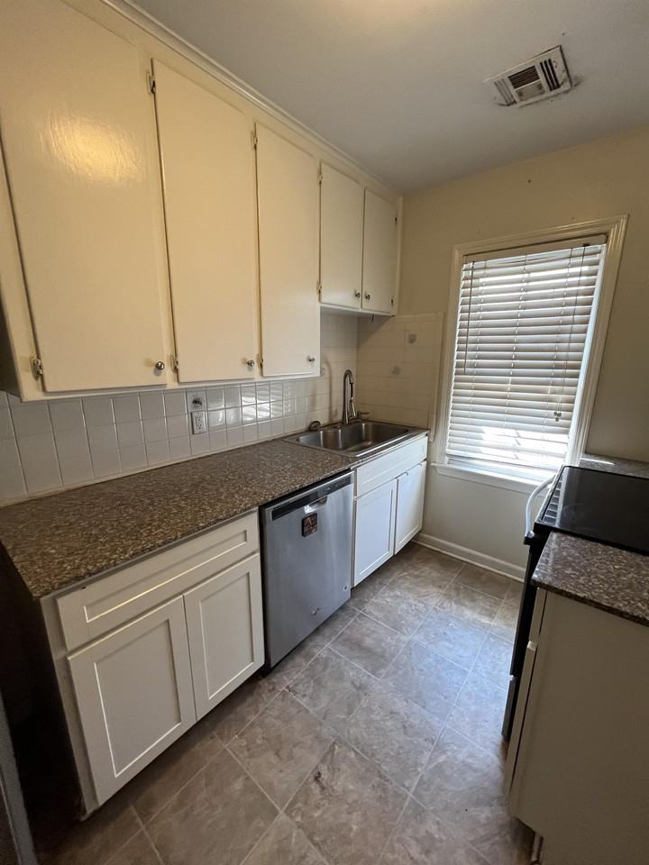 423 E 6th St #1 - Photo 2 of 10