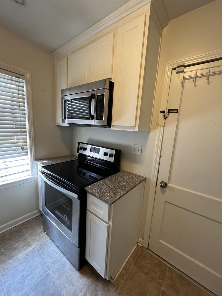 423 E 6th St #1 - Photo 3 of 10