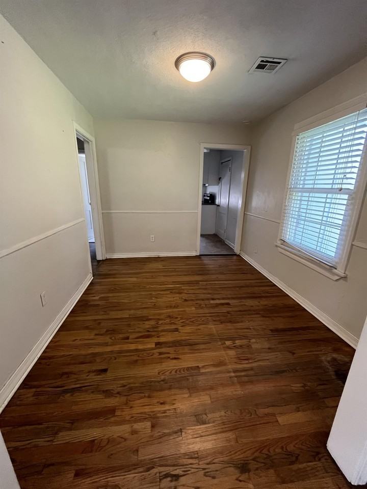 423 E 6th St #1 - Photo 5 of 10