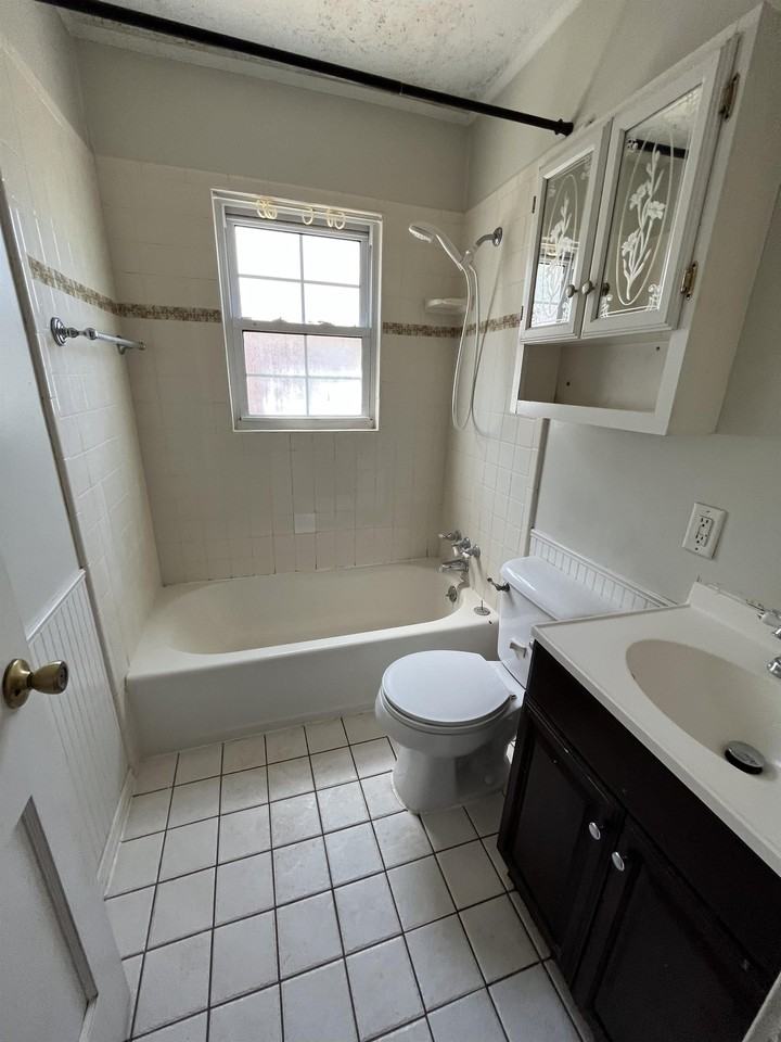 423 E 6th St #1 - Photo 7 of 10