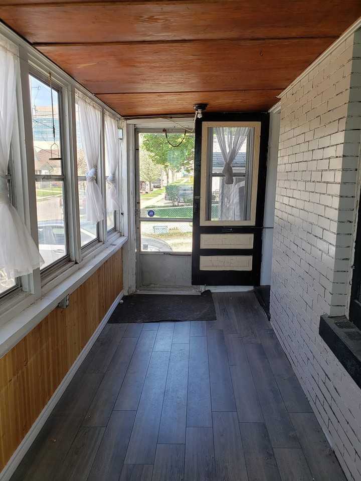 1029 York St - Photo 3 of 15