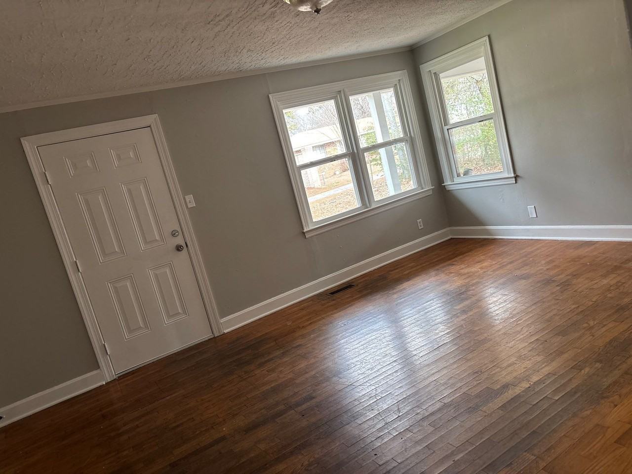 1114 Warren St #1 - Photo 2 of 6