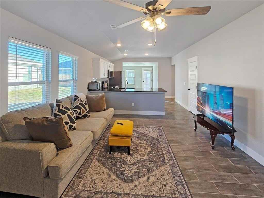 2091 Bluebonnet Ln - Photo 7 of 31