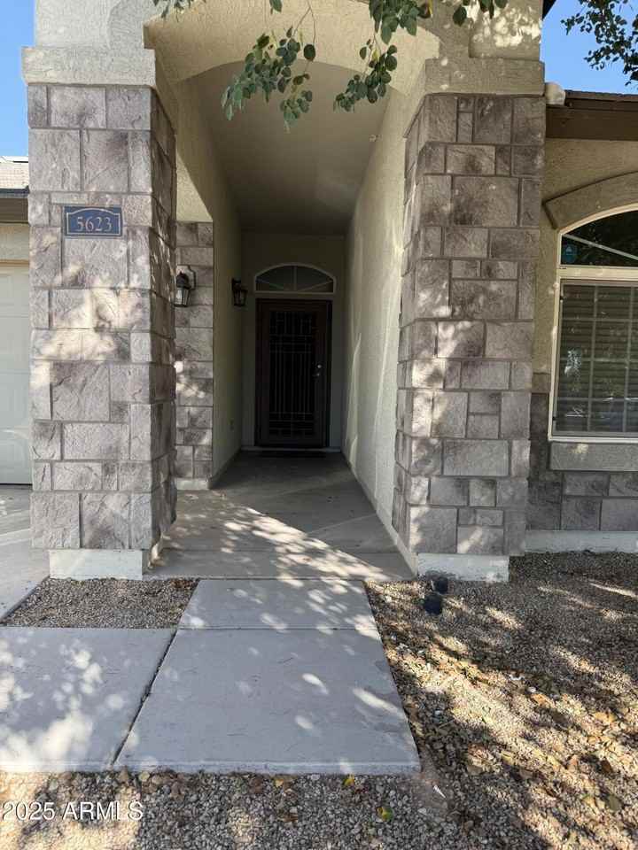 5623 S 27th Dr - Photo 2 of 13