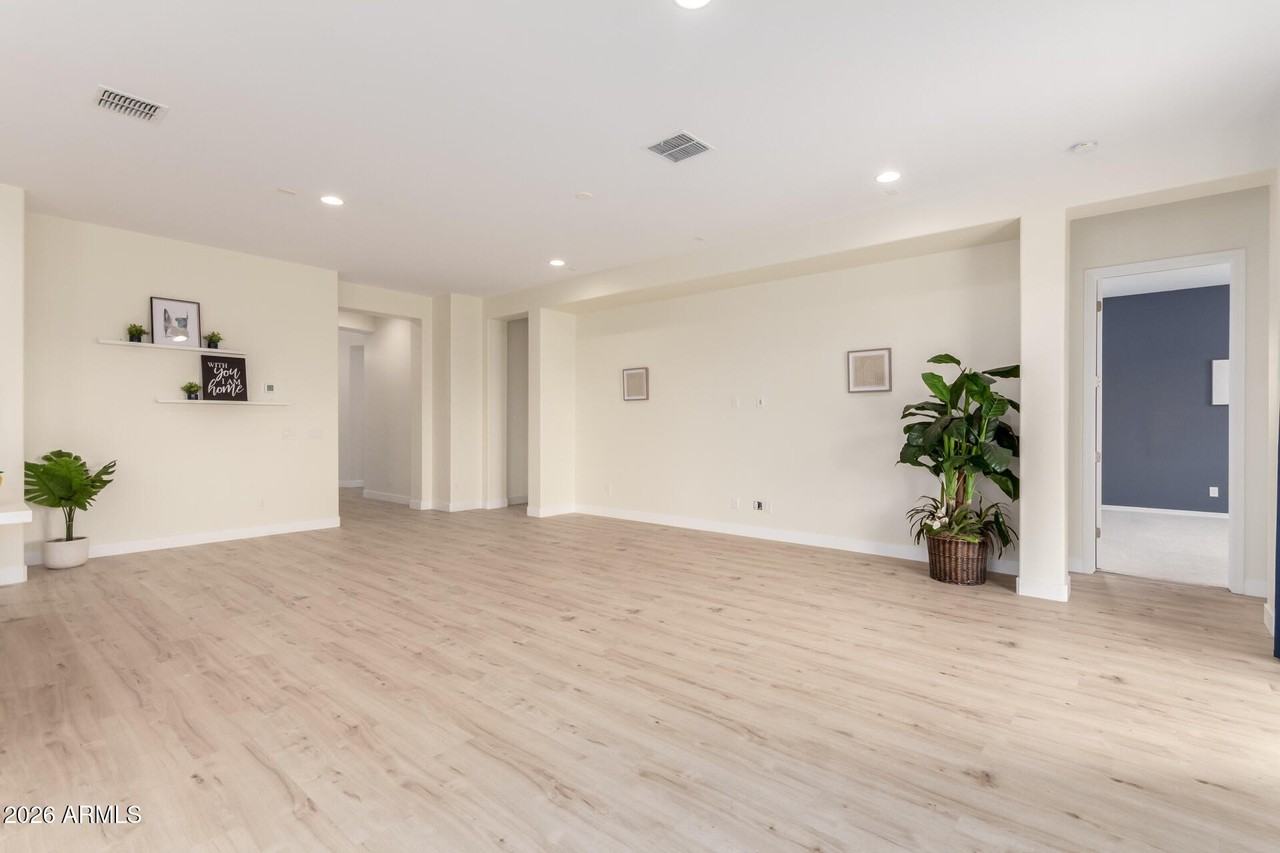 18453 W Elwood St - Photo 4 of 35