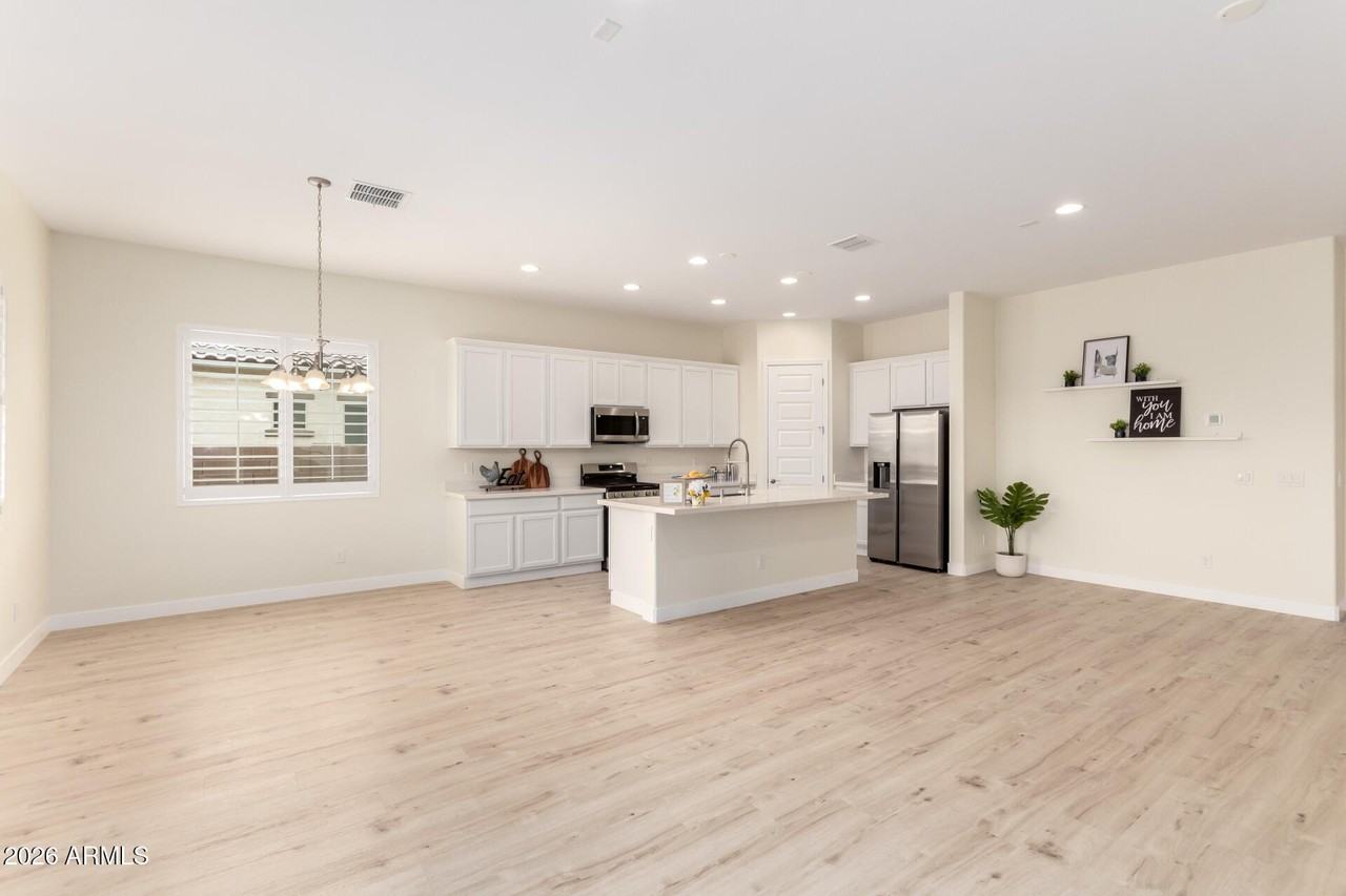 18453 W Elwood St - Photo 5 of 35