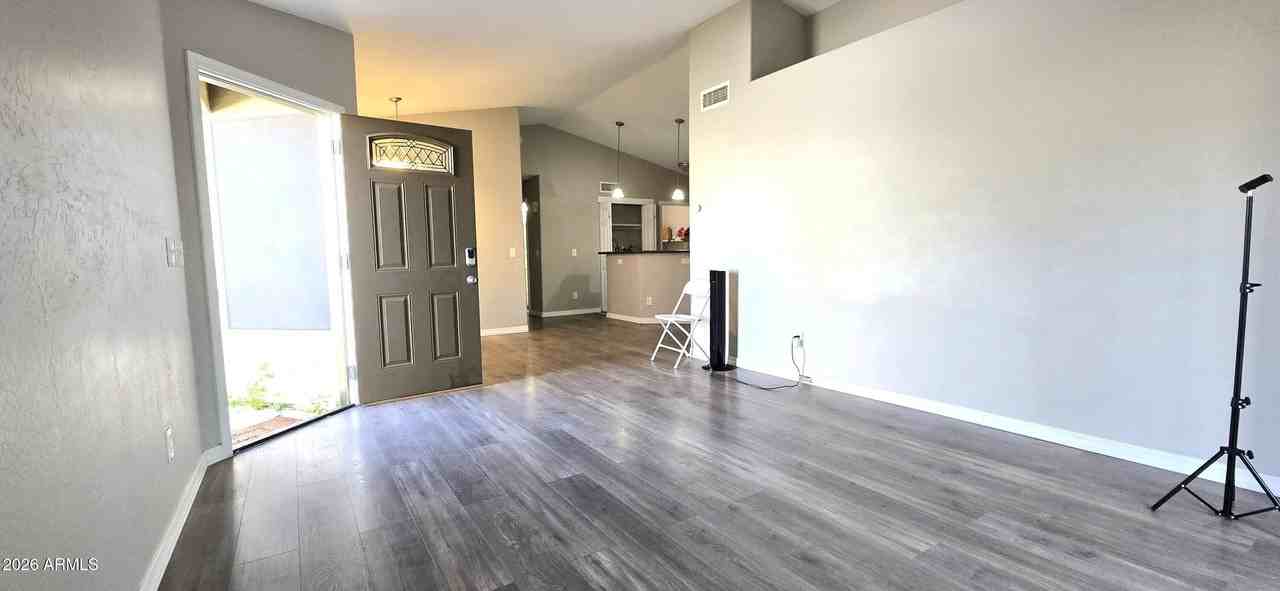 5620 S 42nd St - Photo 3 of 15