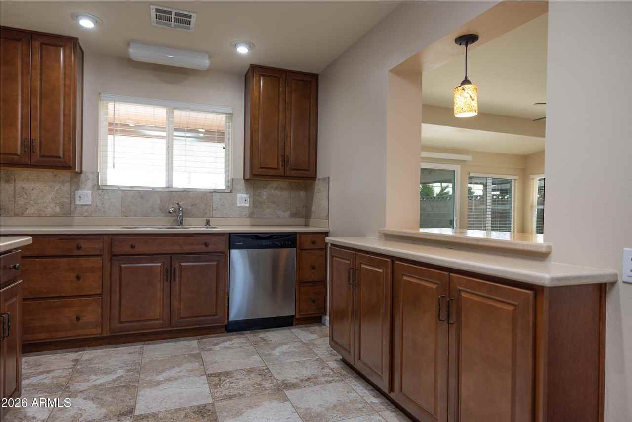 10229 W Desert Hills Dr - Photo 6 of 22