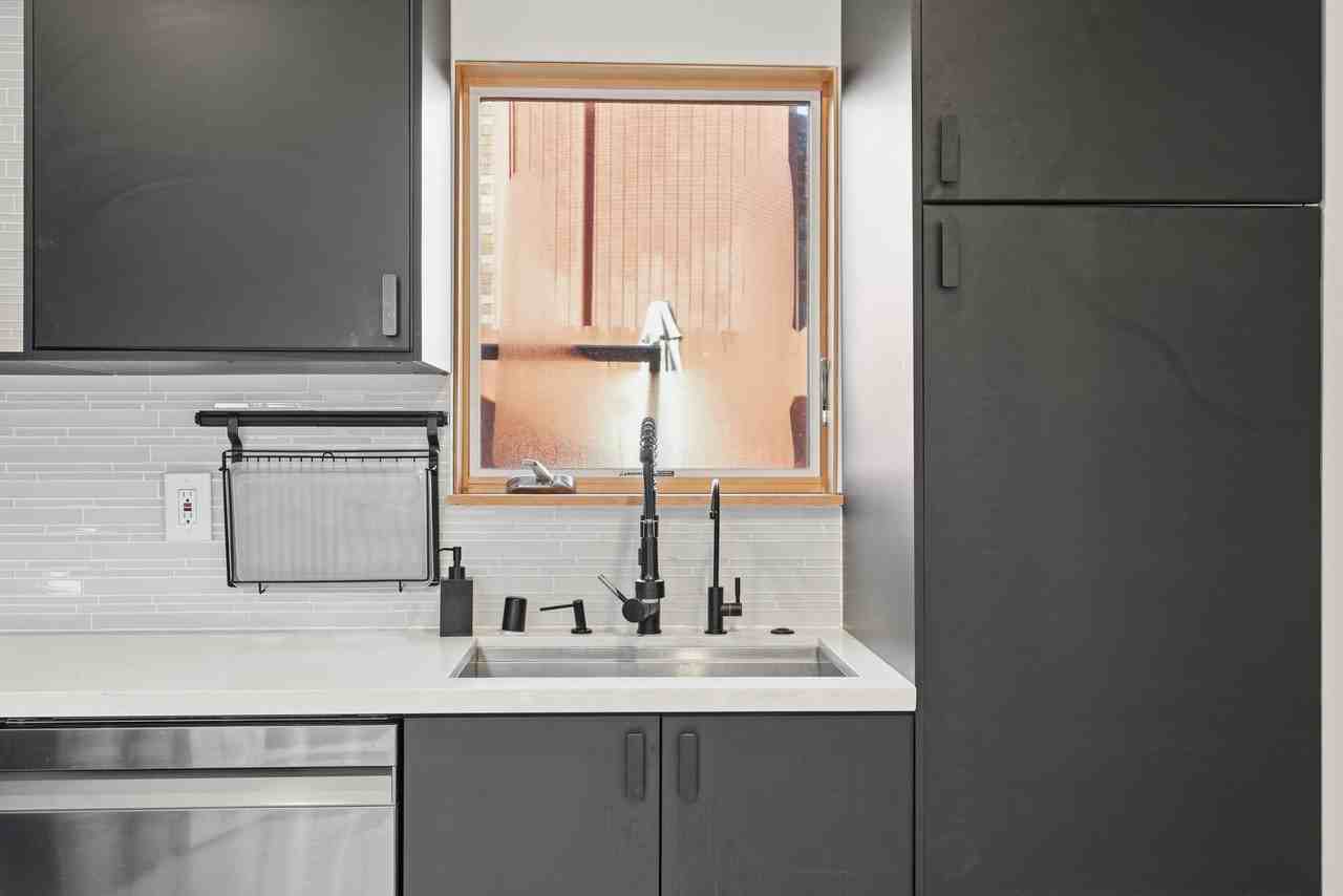 820 46th St - Photo 4 of 34