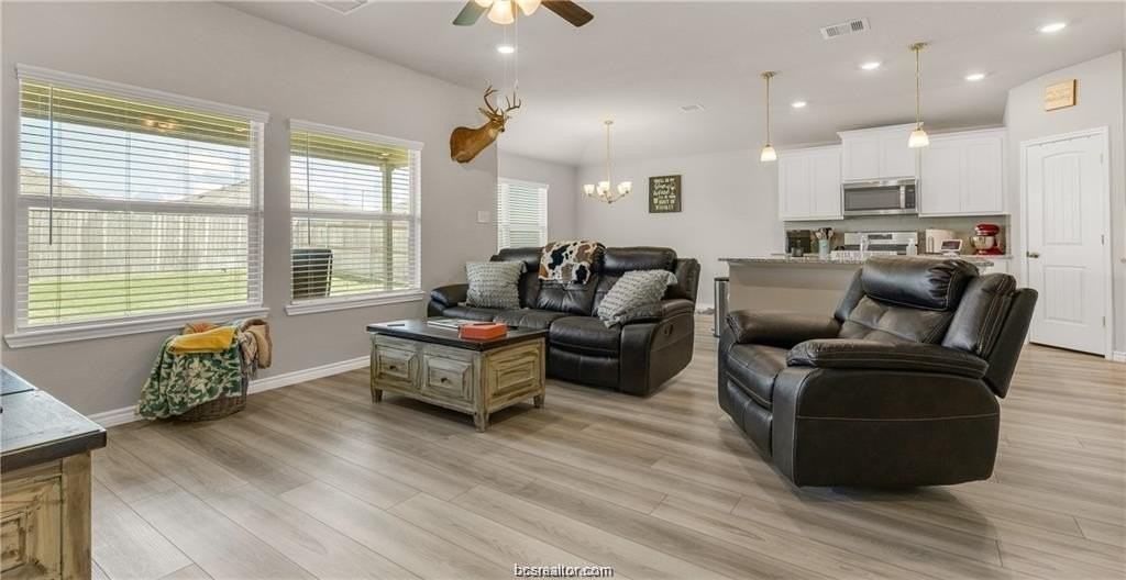 1161 Natchez Dr - Photo 2 of 10