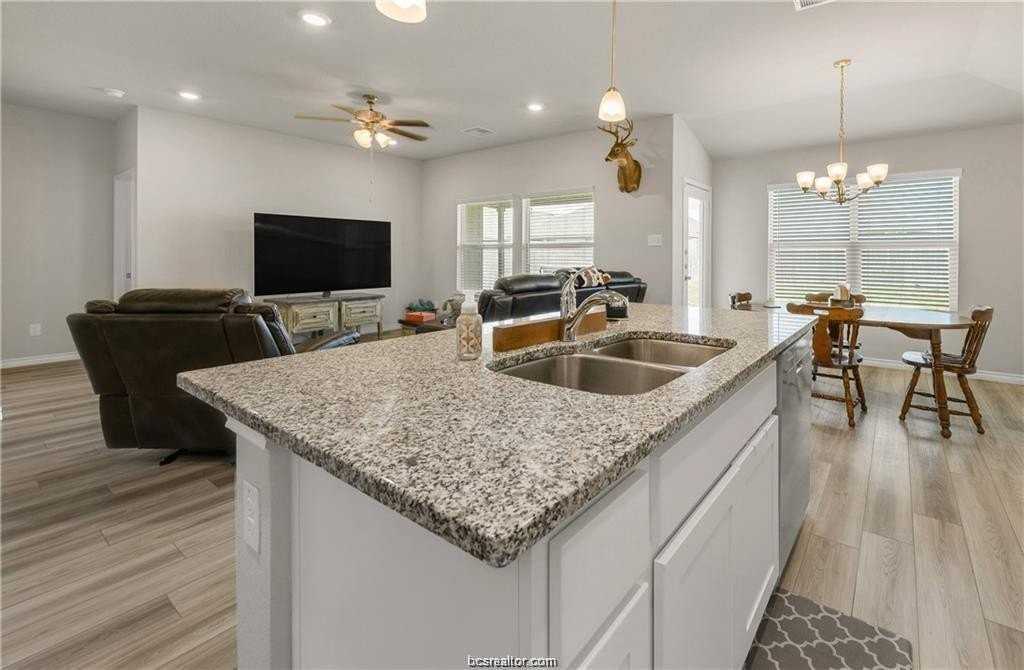 1161 Natchez Dr - Photo 4 of 10