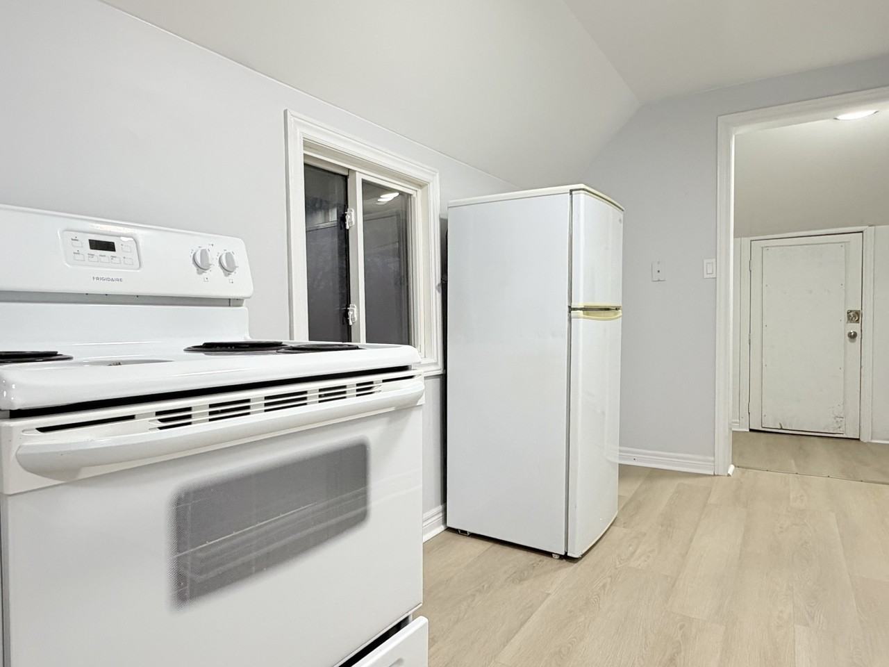 935 Albert Rd Uppr - Photo 4 of 13