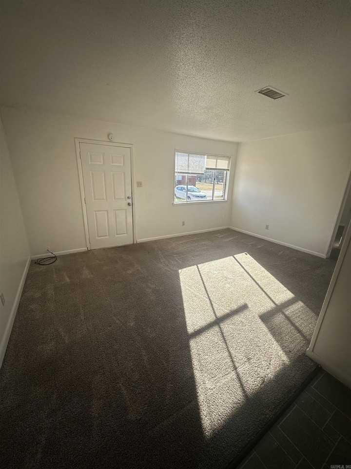 713 Smart St - Photo 3 of 11