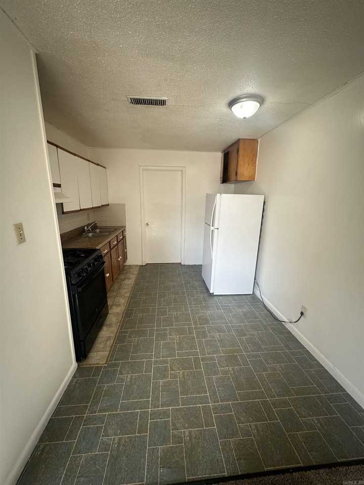 713 Smart St - Photo 4 of 11