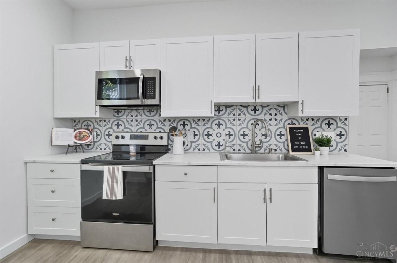 3475 Woodburn Ave - Photo 5 of 27