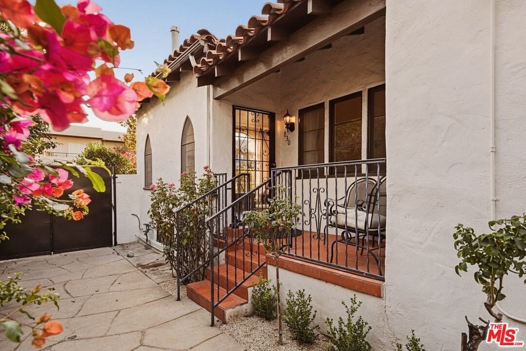 830 N Gardner St - Photo 3 of 12