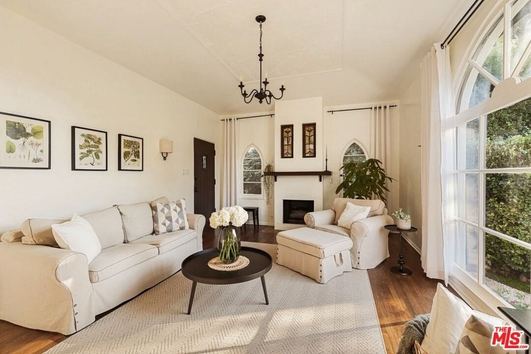 830 N Gardner St - Photo 4 of 12