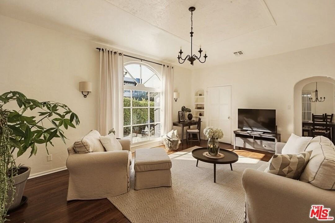 830 N Gardner St - Photo 6 of 12