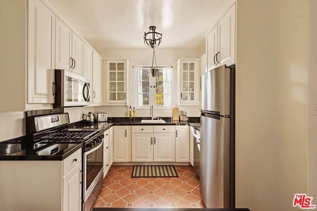 830 N Gardner St - Photo 7 of 12