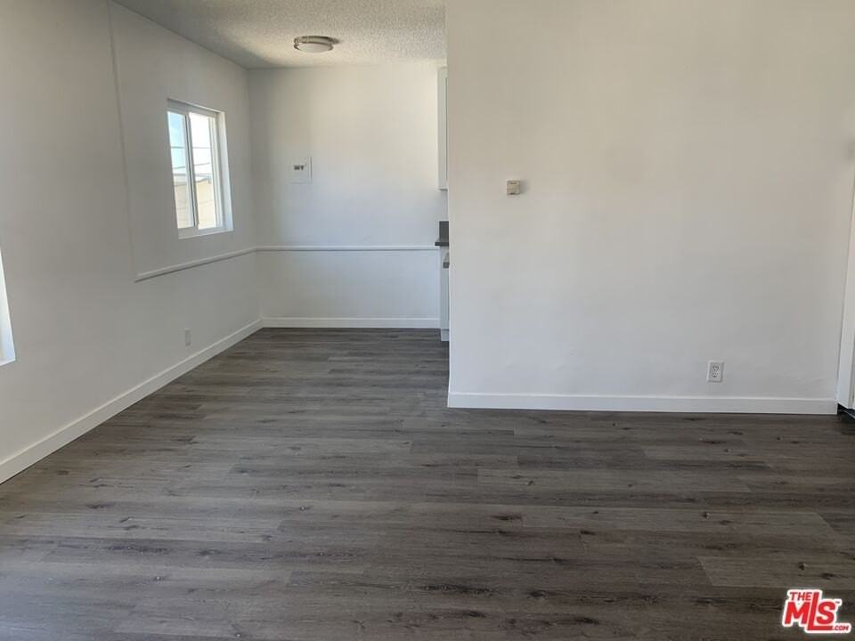 8923 Orion Ave Apt 12a #12A - Photo 5 of 6